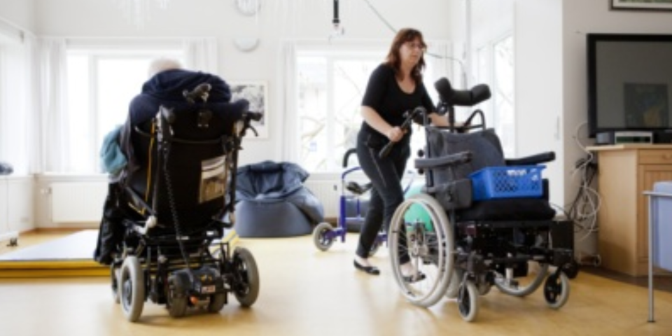 To kørestole i stue