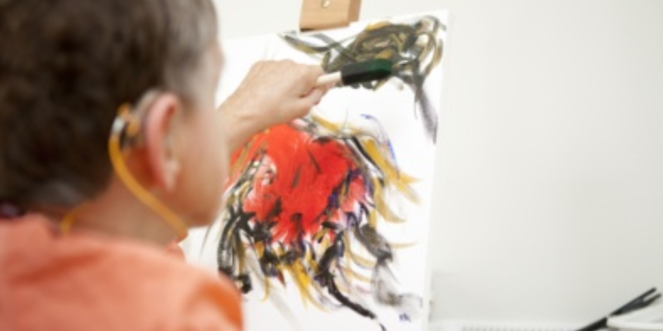 En borger arbejder på et maleri