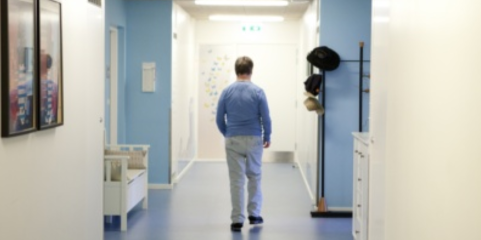 Borger går på gangen